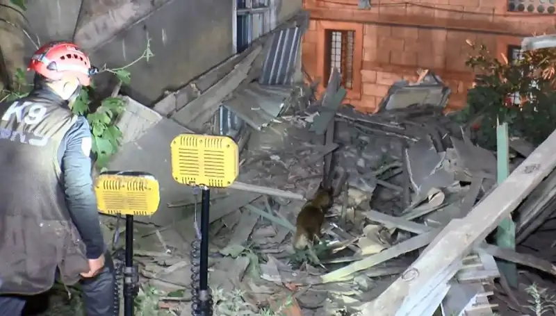 İstanbul'da Deprem Sonrası Çöken Bina, Yüzlerce Hayatı Tehdit Etti