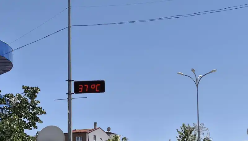 Termometreler 38 Dereceyi Gösterdi: Yazın En Sıcak Günü!