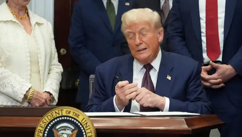 Trump, Beyaz Saray'ı Yenilemek İçin 200 Milyon Dolar Harcayacak!