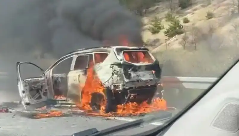 TEM Otoyolu’nda Otomobil Alev Alev Yandı, Traffik Durdu!