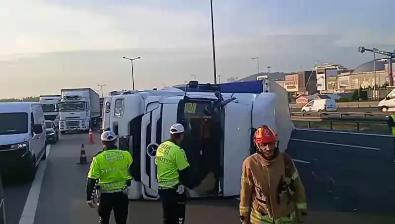 Pendik TEM Otoyolu'nda TIR Devriği: İstanbul’a Giden Yolda Trafik Felaketi!
