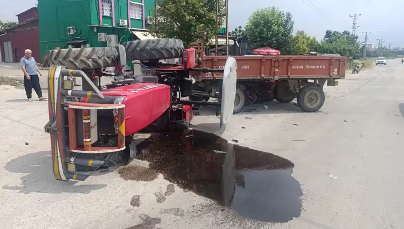 Traktör ile otomobil çarpıştı, olay yerinde iki kişi yaralandı!
