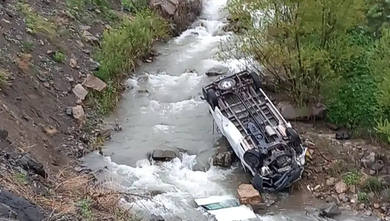 Hakkari’de İşçi Taşıyan Minibüs Devrildi: Korkunç Kaza Detayları