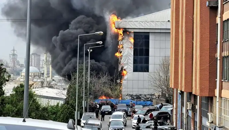 Başakşehir'deki Sanayi Sitesinde Korkutan Yangın! Ekipler Olay Yerinde Mücadele Ediyor
