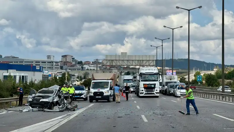 Otoyolda Dehşet Anları: Üç Kişi Araçta Sıkıştı, Trafik Kilitlendi!
