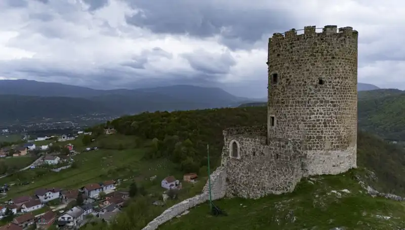 Bosna Hersek'in Tarihine Tanıklık Eden Sokolac Kalesi: Zamana Direnişi