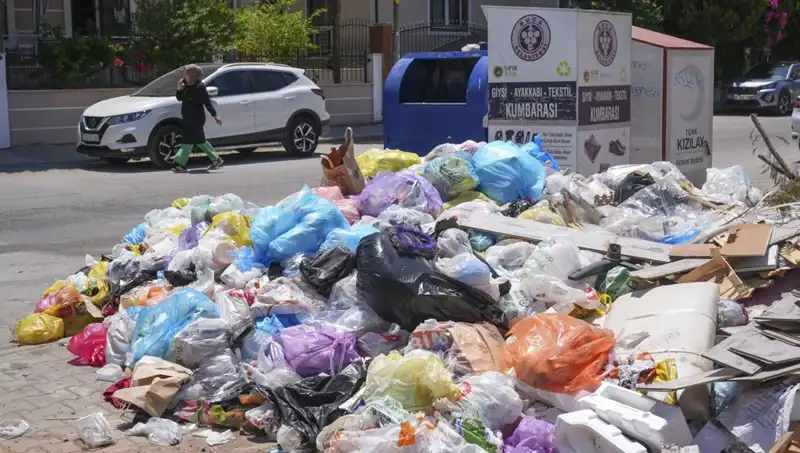 İzmir'de Çöp Yığınları Sorunu Büyüyor: Yetkililer Ne Yapacak?