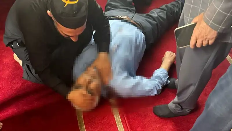 Camide İnanılmaz Olay: Namaz Sırasında Bıçaklı Saldırı Şok Etti