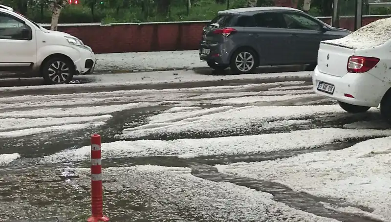 Ardahan'da Dolu Faciası: Şehir Beyaza Büründü, Tarım Arazileri Tehlikede!