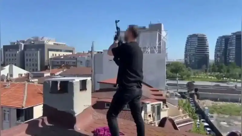İstanbul'da Şok Edici Operasyon: Çatıdan Bacaya Kaçış ve AK-47 Ele Geçirildi