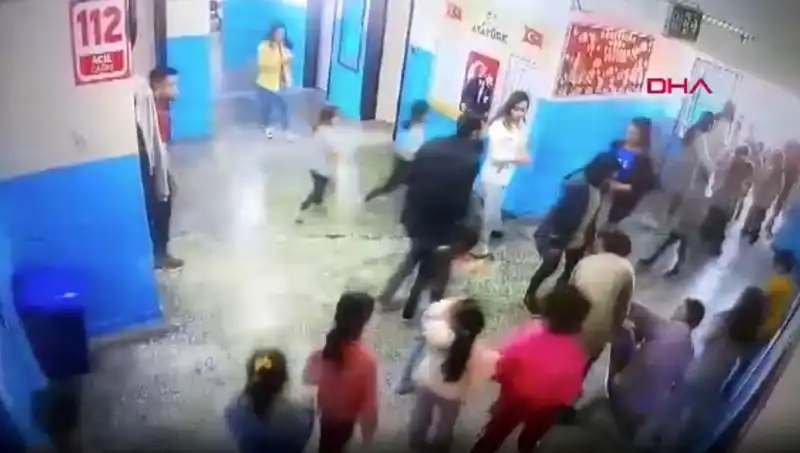 Bayılan Öğrenciyi Müdür Yardımcısı Hayata Döndürdü: O Anlar Kamerada
