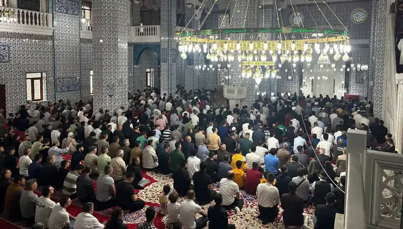 Iğdır'da Binlerce Vatandaş İlk Bayram Namazı İçin Camilerde Buluştu