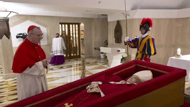 Papa’nın Tabutundaki Gizemli Fotoğraflar: Duygusal Anlar ve Anıların İzi