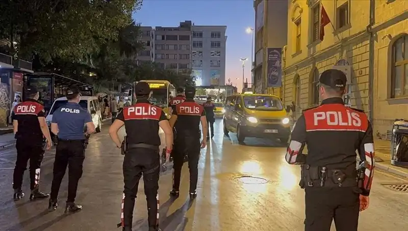 İstanbul'da Geçici Asayiş Operasyonu: Yüzlerce Gözaltı ve Güvenlik Önlemleri