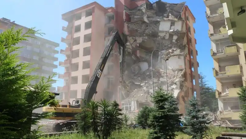 Denizdeki Dalgalar Kentin İki Binasını Yıktı: Şok Edici Fırtına Sonrası Olaylar
