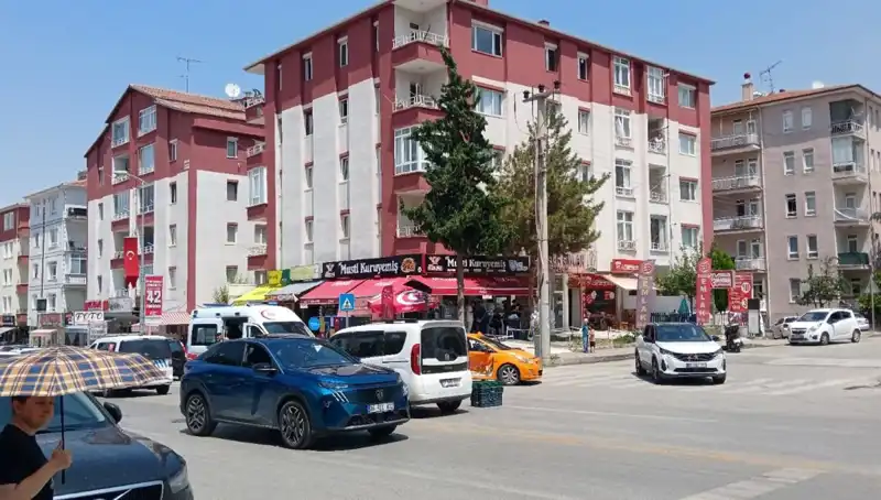 Taksi ile Otomobil Çarpıştı: Kaza Anı Güvenlik Kamerasında