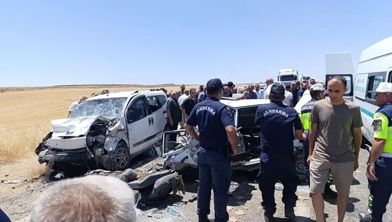 Otomobil ve Hafif Ticari Araç Çarpıştı: Acı Kaza 4 Can Aldı