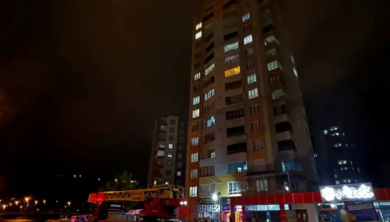 Yıldırım Düşmesi Sonrası Apartmanın Çatısında Şok Edici Görüntüler!