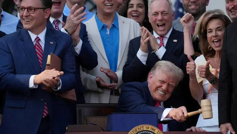 Donald Trump'tan Ekonomiyi Canlandıracak "Büyük, Güzel Yasa Tasarısı" İmzası