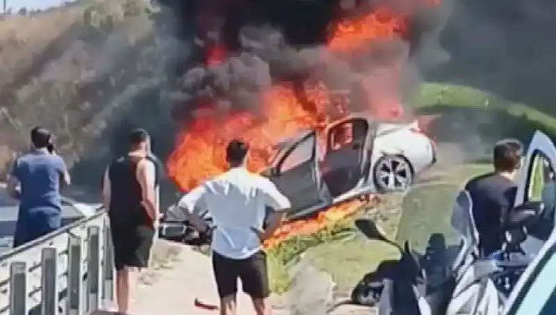 TEM Otoyolu'nda Büyük Yangın: Otomobil Alev Alev Yandı