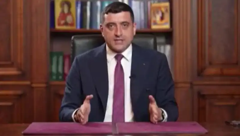 Romanya'da Aşırı Sağcı Aday Seçimlerin İlk Turunda Öne Geçti