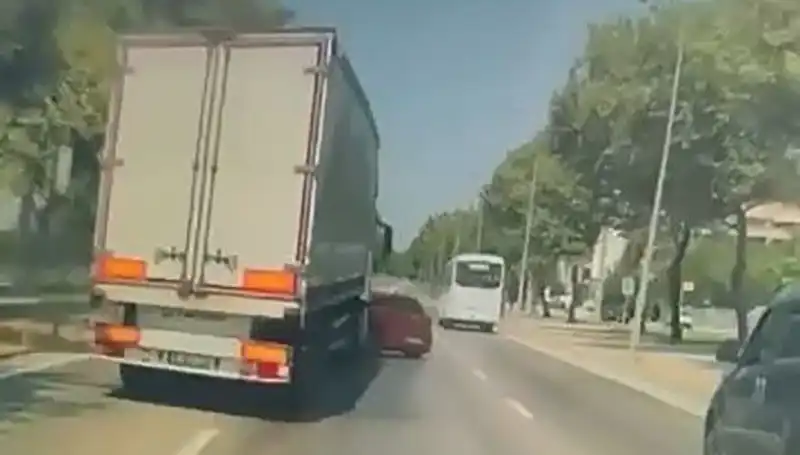 Bursa'da Kör Noktada Yaşanan Kaza Korkuttu: Sürücüler Dikkat!