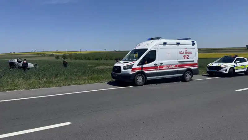Edirne'de Devrilen Otomobil Kaza Yaptı: Sürücü ve Eşi Yaralandı