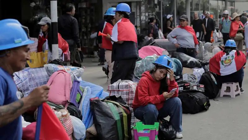 Peru'da Madenciler Sokaklara Dökülerek Hak Taleplerini Yükseltiyor