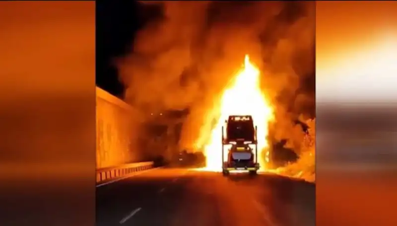 Otomobil Yüklü Tırda Çıkan Yangın 8 Aracı Küle Çevirdi