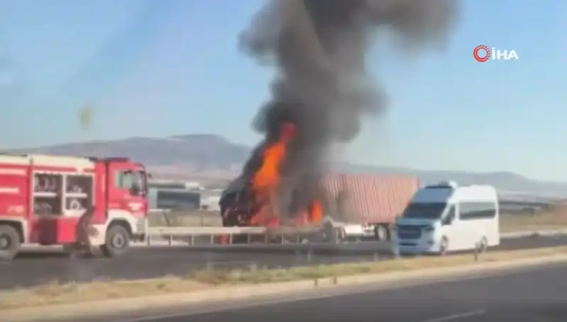Ankara'da Kaza Yapan TIR Yangında Küle Döndü, Sürücü Yaralı