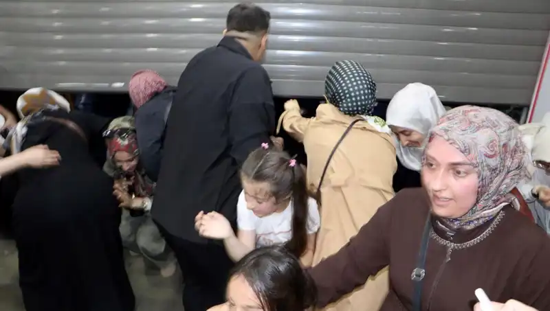 Alışveriş Merkezinde Yüzde 50 İndirim Fırtınası: İzdiham Gözler Önünde!