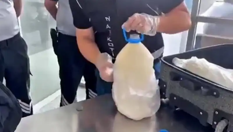 Havalimanında Süt Şişesi İçinde Ele Geçirilen Uyuşturucu: 12 Kilogramlık Bir Skandal!