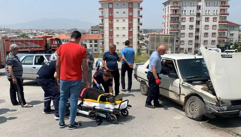 Kavşakta Meydana Gelen Kazada İki Kişi Yaralandı: Detaylar Ortaya Çıktı