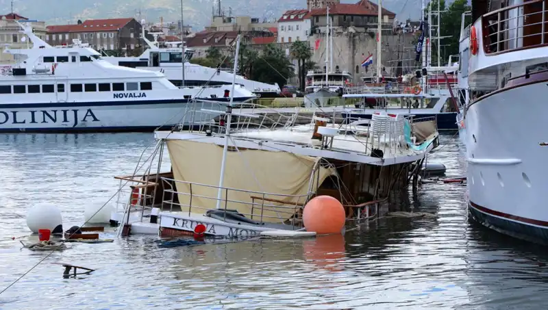 Hırvatistan’da Şiddetli Fırtına: Feribotun Çarptığı Gemi Suyun Altında Kaldı