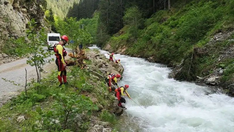 Trabzon’da Dereye Düşen Çocuğun Arama Kurtarma Çalışmaları Devam Ediyor