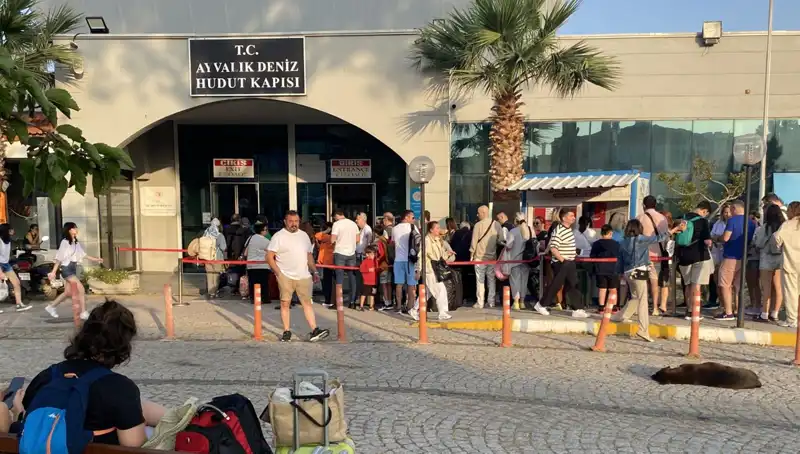 Bayramda Midilli Adası'na Yüzlerce Tatilci Akın Etti