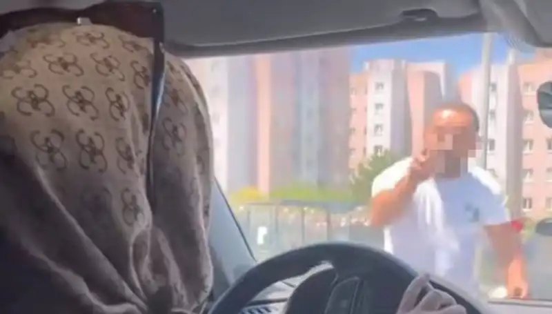 Trafikte Dehşet Anları: Araç Camını Yumruklayan Saldırıya Tanıklık Edin!