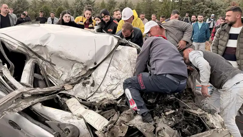 Yolda Dehşet Saçan Kaza: TIR ile Çarpışan Araç Kağıt Gibi Ezildi