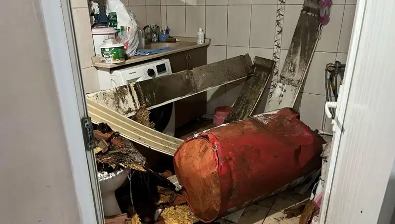 Ege Bölgesi'nde Şiddetli Fırtına: Ağaçlar Devriye, Cadde ve Sokaklar Beyaza Büründü