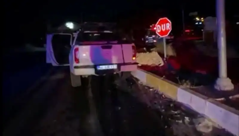 İzmir’de Kamyonet ve Hafif Ticari Araç Çarpıştı: 7 Yaralı Reportajı