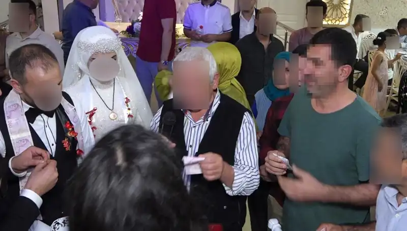 Davetsiz Misafir Düğün Pastasından Takılara Kadar Göz Dikti!