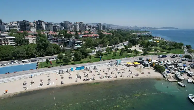 İstanbul'da Sıcak Hava Dalgası: Caddebostan Sahili İnsanlarla Dolu
