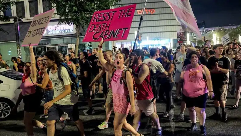 Tel Aviv Sokaklarında Büyük Protesto: Netanyahu'ya Karşı On Binler Ayakta!