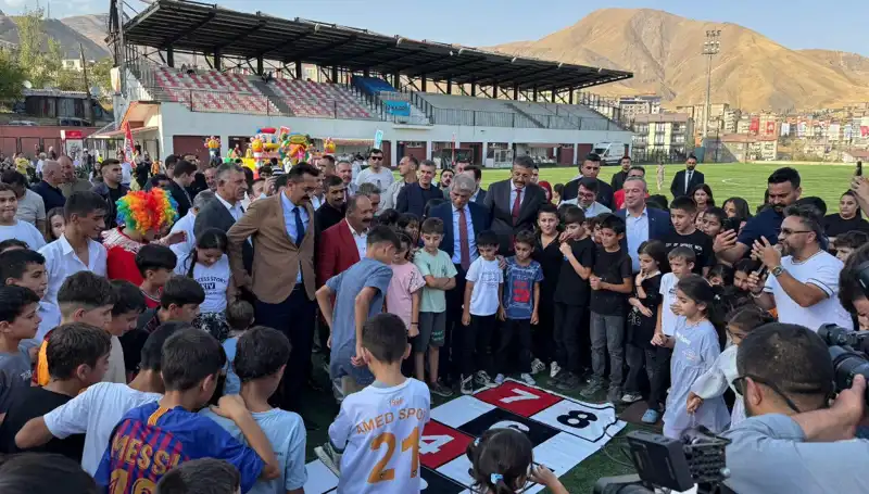Hakkari'de Anadolu Şenliği Coşkusu Tüm Şehri Sardı