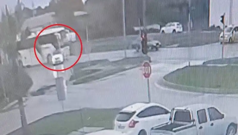 Kırmızı Işıkta Durdu, Yolcu Otobüsü Çarpınca Neler Oldu?