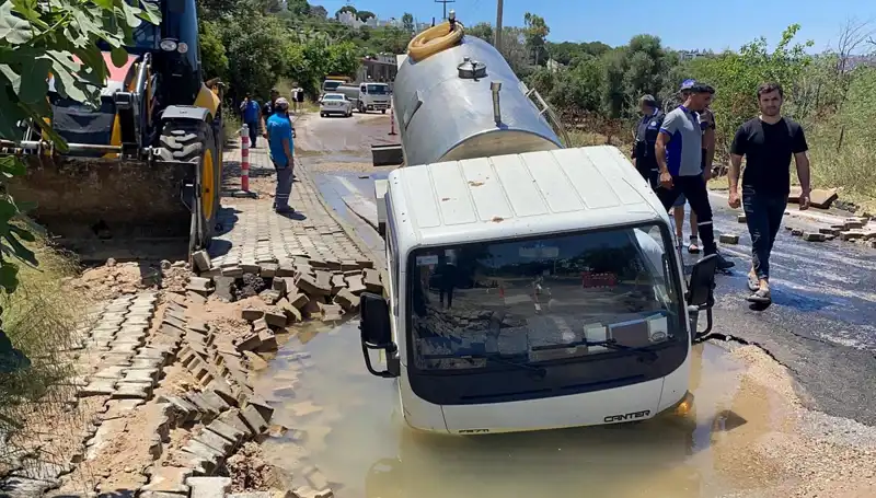 Bodrum'da Su Hattı Patladı, Tanker Çukura Düşerek Büyük Panik Yarattı