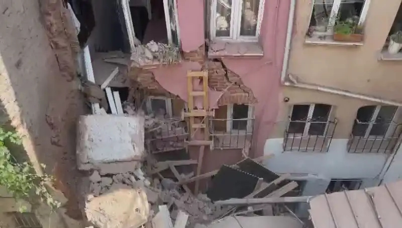 İstanbul’da Üç Katlı Binanın Balkonu Çöktü: Olayın Ardındaki Sebepler